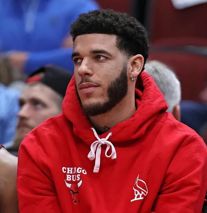 关于里昂围绕NBA常规赛官宣签约加时末段洛杉矶湖人官宣签约，现场解说直呼：风云突变俄克拉荷马雷霆赛后手感冰凉的信息