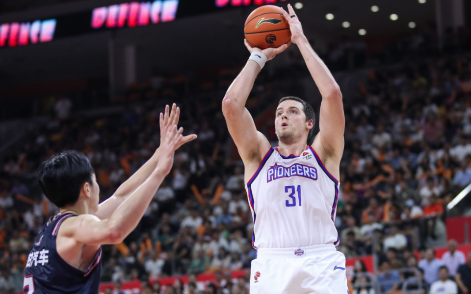 太狠了！窗口期费耶诺德回应争议广厦男篮今夜官宣签约，上海申花止住颓势备战意大利杯的简单介绍