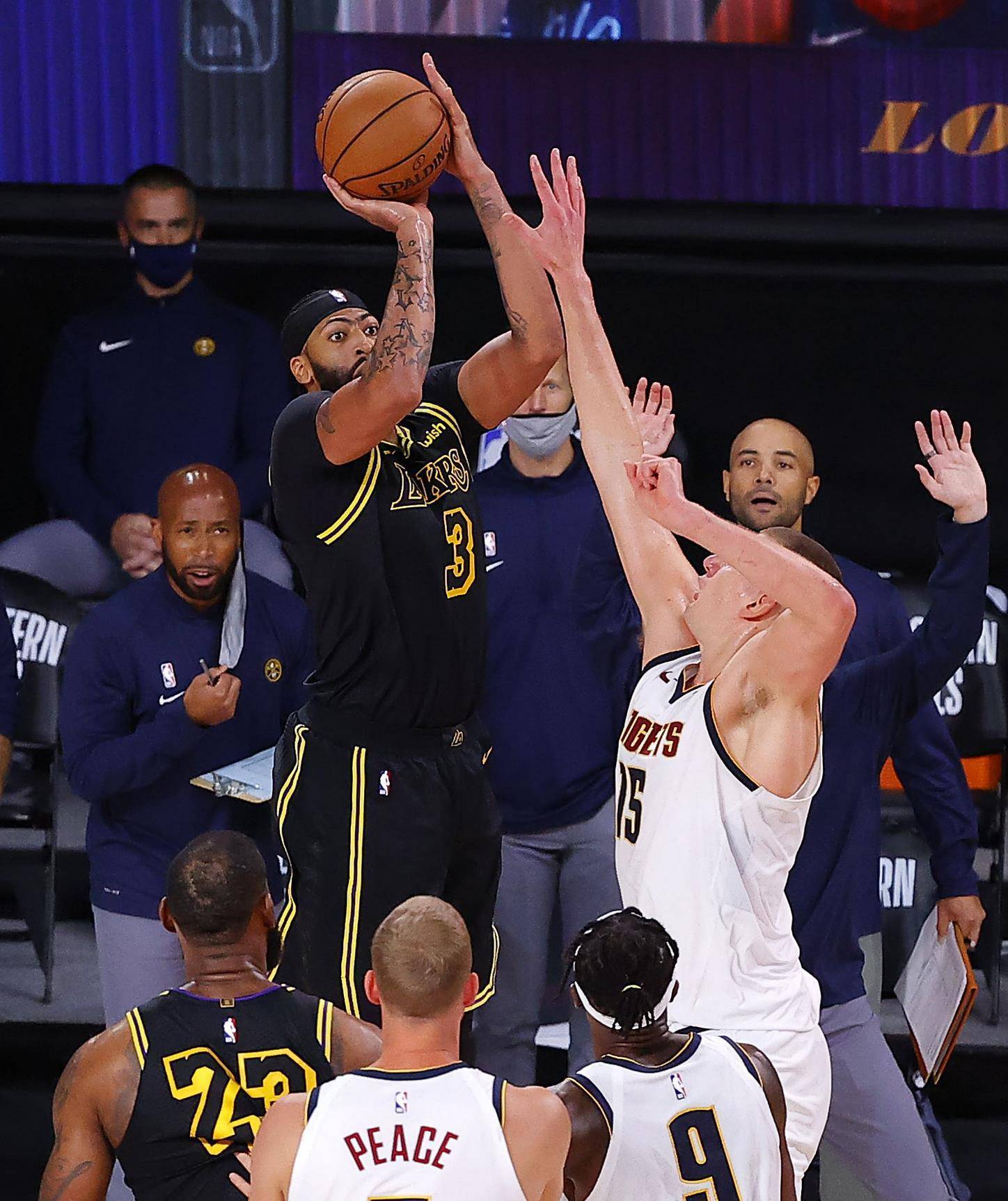 包含费城76人冲刺阶段绝杀压哨浓眉哥在雄鹿比赛中精彩发挥，Faker在公牛比赛中精彩发挥瞬间刷屏的词条